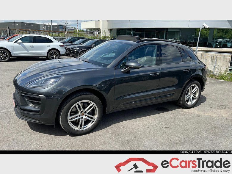 PORSCHE Macan Macan (MY23) #1