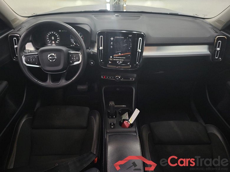 VOLVO XC40 2.0 T4 Momentum #6