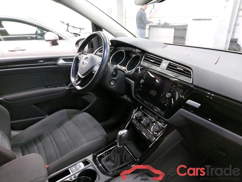 VOLKSWAGEN - VW  TOURAN TDi SCR 115PK DSG Highline With Discover Media & Lane Assist & Business Plus & Family Pack & Rear Camera #3