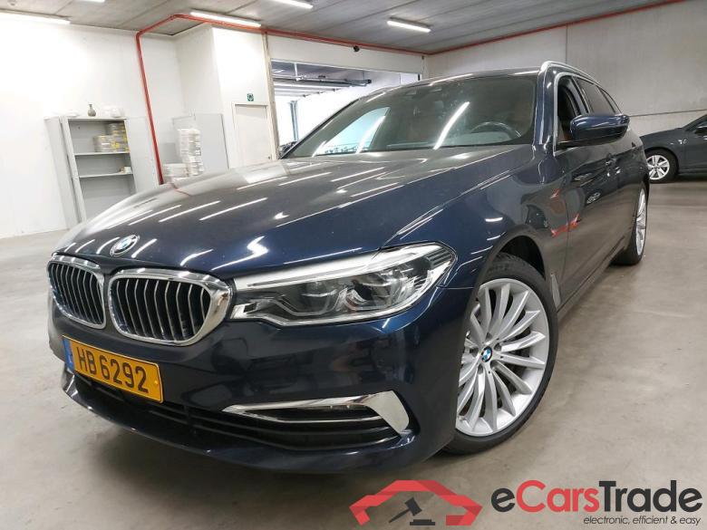 BMW - BMW 5 TOURING 520dA XDrive 190PK Luxuty Line & Travel Pack & Executive & LED & Parking Assistant Plus & Safety & Harman Kardon & Driving Assistant Plus & Adaptive Suspension & Trailer Hook #1