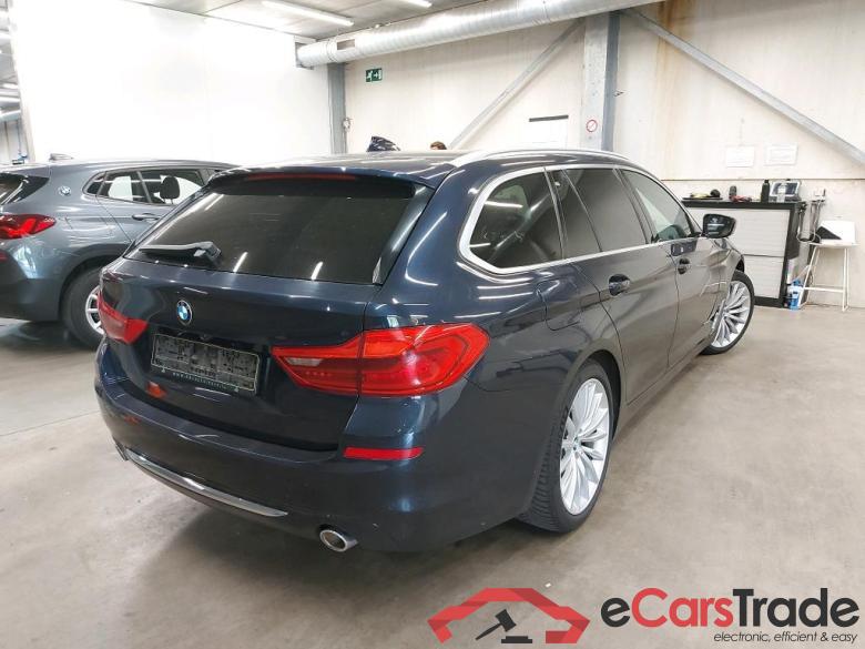 BMW - BMW 5 TOURING 520dA XDrive 190PK Luxuty Line & Travel Pack & Executive & LED & Parking Assistant Plus & Safety & Harman Kardon & Driving Assistant Plus & Adaptive Suspension & Trailer Hook #2