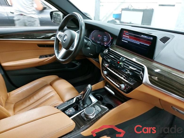 BMW - BMW 5 TOURING 520dA XDrive 190PK Luxuty Line & Travel Pack & Executive & LED & Parking Assistant Plus & Safety & Harman Kardon & Driving Assistant Plus & Adaptive Suspension & Trailer Hook #3