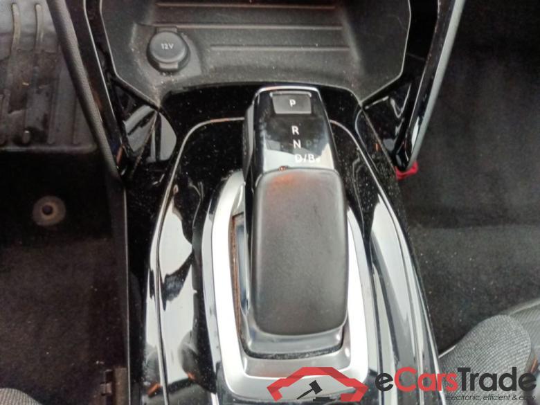 PEUGEOT E-2008 50 kWh Active 5d #1