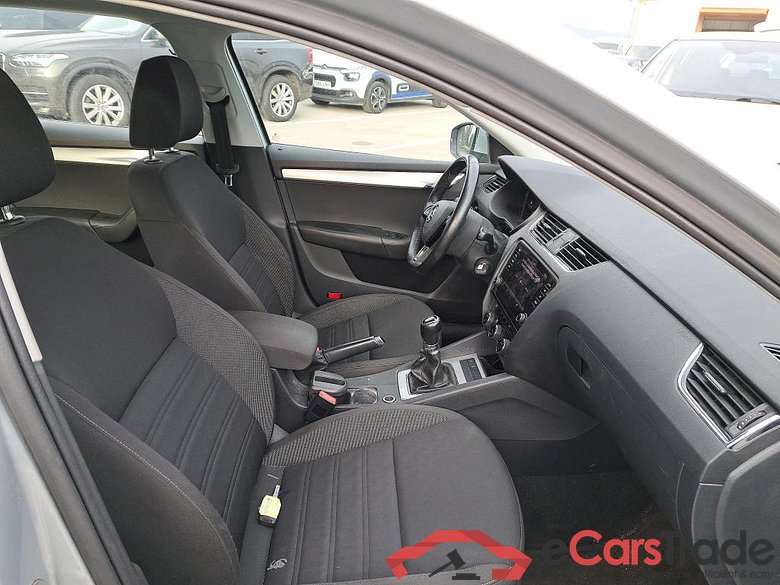 SKODA Octavia / 2016 / 5P / familiar Combi 1.6 TDI CR 85KW (115CV) Ambition #6