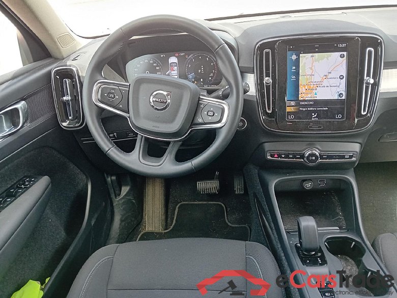 VOLVO XC40 / 2017 / 5P / todoterreno 2.0 B3 G Momentum Pro Auto #3