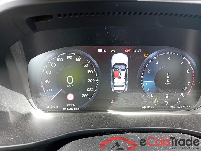 VOLVO XC40 / 2017 / 5P / todoterreno 2.0 B3 G Momentum Pro Auto #4