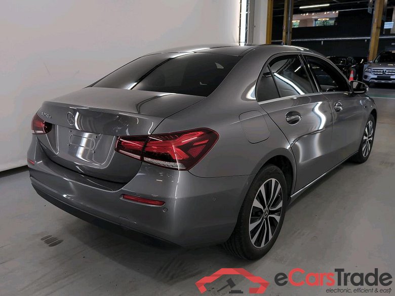 MERCEDES-BENZ A-CLASS LIMOUSINE 1.3 A 250 E DCT #4