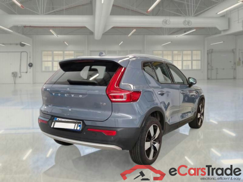 VOLVO XC40 / 2017 / 5P / SUV T3 AUTOMATICO MOMENTUM PRO #2